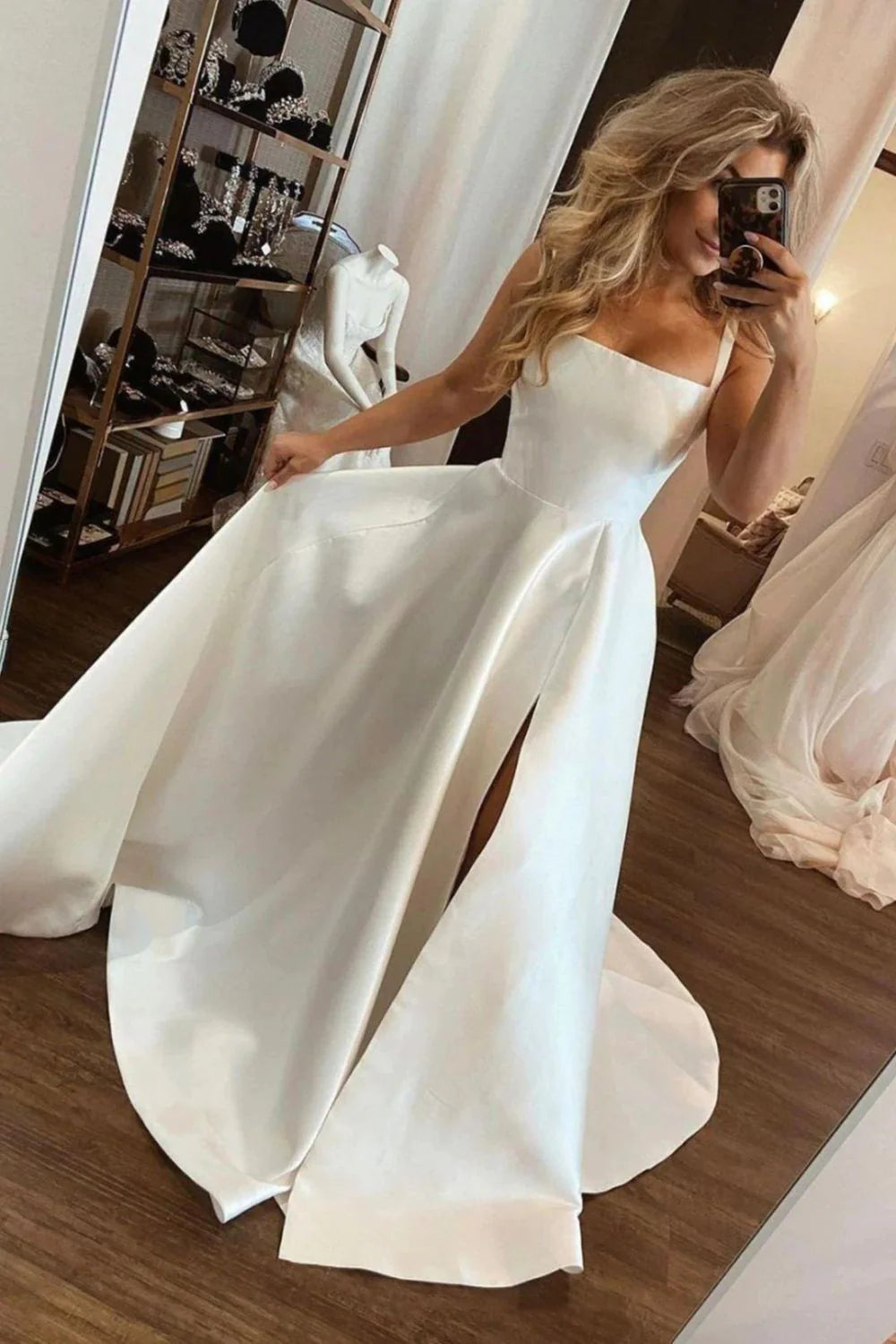 Vestido de novia blanco de corte A con escote cuadrado y abertura frontal